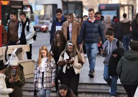 Ciocnirea generațiilor: De ce tinerii au ajuns la capătul răbdării și cum se va simți asta în plan politic