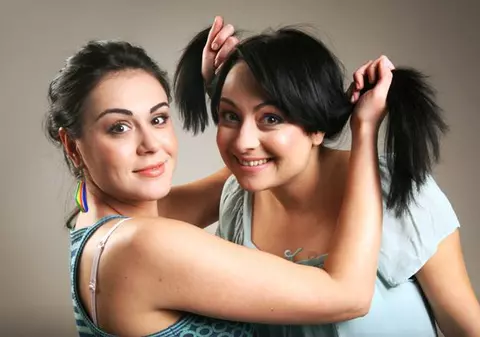 Actrițele din „Mondenii” au ieșit la terasă. Mirela Zeța și Andreea Gramoșteanu, prietene și dincolo de micile ecrane