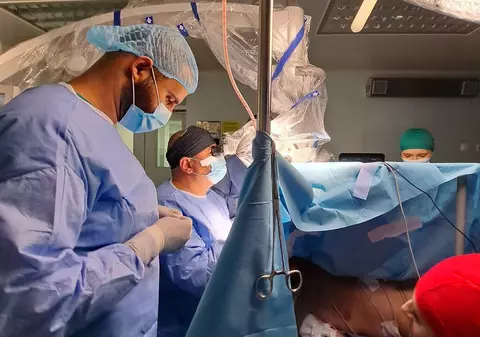 Premieră la Spitalul Județean din Oradea: Un bihorean a fost operat pe creier în timp ce era treaz