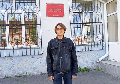 Jurnalist siberian, condamnat la 8 luni de muncă corecțională pentru că a distribuit un articol despre asediul de la Mariupol