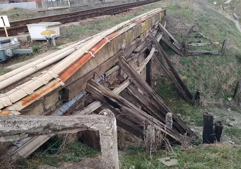 Ministrul transporturilor spune că podul CFR din Bacău sprijinit cu proptele din lemn este în program de reabilitare