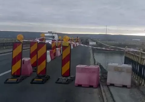 O porțiune dintr-un pod vechi de 120 de ani din Vâlcea s-a prăbușit. Traficul este restricționat
