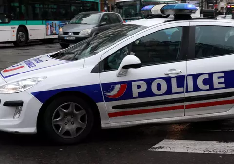 O româncă și-a vândut fiica de 12 ani unui francez de 70 de ani și a primit pentru ea 90.000 de euro. Tatăl a dispărut apoi cu fetița