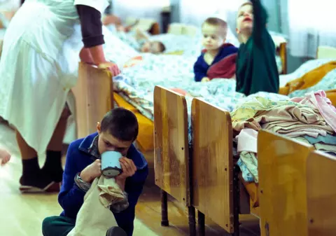 Ca să-i pedepsească pe activiști, autoritățile ruse le trimit copiii în orfelinate. „Sunt zombificați, folosiți pentru propagandă”