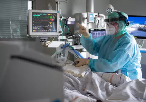 Românul care i-a dat intenționat Covid iubitei lui, o pictoriță, și femeia a ajuns la Terapie Intensivă, a fost condamnat, în Italia