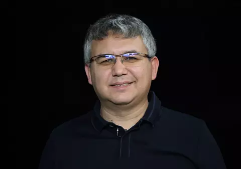Fost redactor al discursurilor lui Vladimir Putin, dat în urmărire de Rusia. „Presupun că e vorba de discreditarea armatei”
