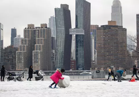 Prima ninsoare puternică din acest an la New York. Sute de zboruri, anulate