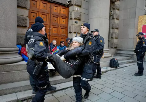 Greta Thunberg, reținută de polițiști în timpul unei demonstraţii la Oslo. VIDEO
