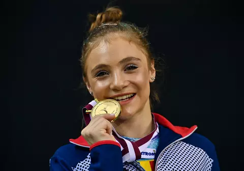 Sabrina Voinea, gimnasta de 15 ani care a câştigat două medalii de aur la Doha: „Vreau din tot sufletul să merg la Olimpiadă”
