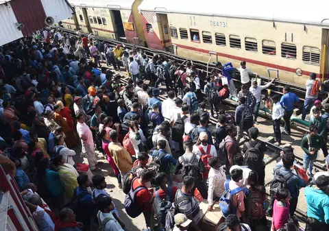 Film pentru adulți proiectat pe panoul de afișaj al unei stații de tren din India, la o oră de vârf. Oamenii au sunat la poliția feroviară