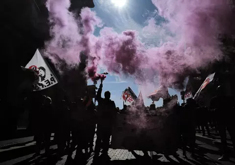 Peste 1,2 milioane de francezi, în stradă pentru a protesta față de proiectul lui Macron de creștere a vârstei de pensionare - VIDEO