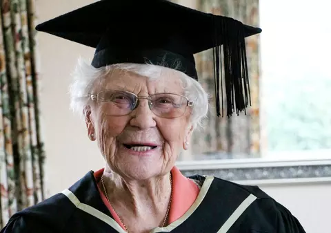 O profesoară britanică de educație fizică de 101 ani a primit diploma la 80 de ani de la absolvire: „Încă înot în fiecare săptămână”