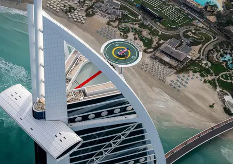 Un pilot polonez a reușit prima aterizare din istorie pe heliportul hotelului Burj Al Arab din Dubai