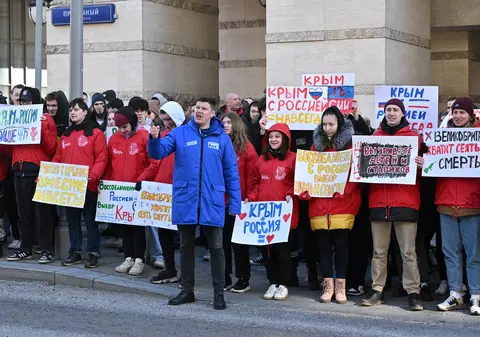 Activiștii pro-Kremlin au manifestat în fața ambasadelor de la Moscova ale țărilor „neprietenoase", la 9 ani de la anexarea Crimeei