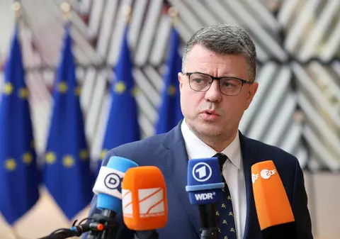 Mașina în care se afla ministrul de externe estonian a luat foc în mers, în timpul unei vizite în Ucraina