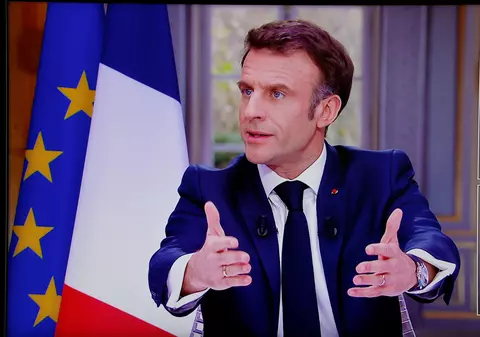 Emmanuel Macron, criticat după ce și-a scos discret ceasul „de lux” în timpul unui interviu despre reforma pensiilor
