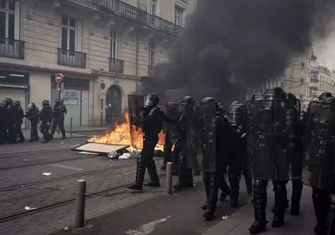 Aproape 500 de arestări, sute de polițiști și jandarmi, răniți. Bilanțul unei noi zile de violențe în Franța