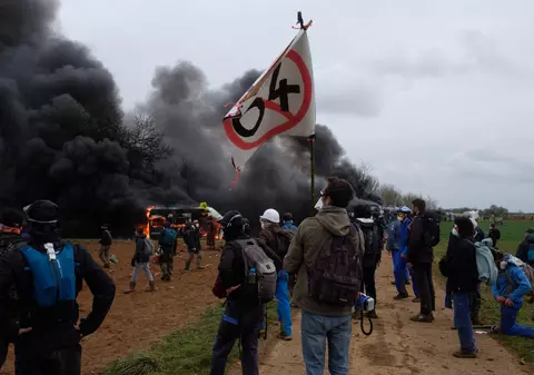 Emmanuel Macron, despre ciocnirile violente cu poliția la un protest din Franţa: „Mii de oameni au venit pentru a face război”
