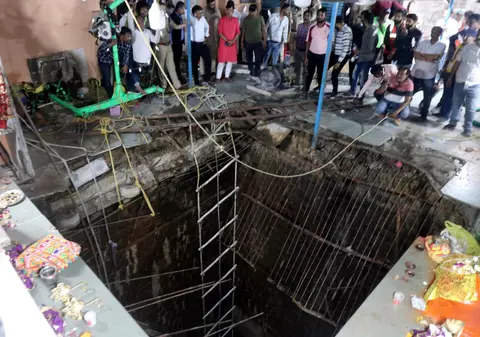 Cel puțin opt oameni au murit după ce au căzut într-o fântână la un templu hindus din India