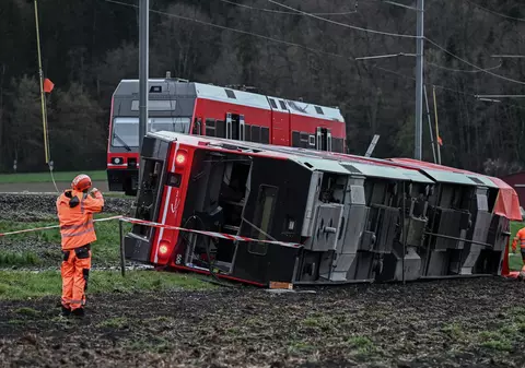 Două trenuri au deraiat din cauza unei furtuni, în Elveția. Sunt răniți în ambele garnituri