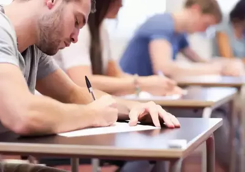 Aproximativ 18.500 de candidați au participat la proba la alegere a Bacalaureatului. 20 dintre participanți, eliminați pentru fraudă sau tentativă de fraudă