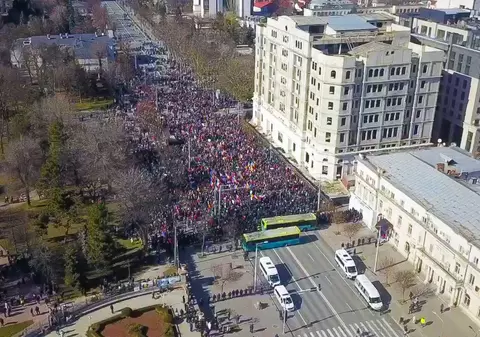 54 de manifestanți, dintre care 21 minori, au fost reținuți în timpul protestului organizat duminică la Chișinău de partidul prorus Șor