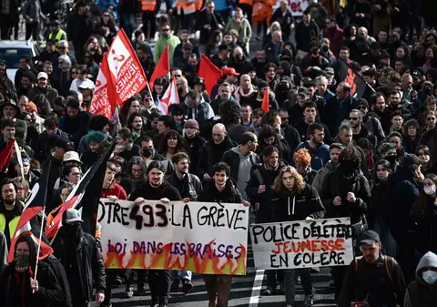 Ce spun românii stabiliți în Franța despre creșterea vârstei de pensionare de la 62 la 64 de ani. „Noi de la ei, de la francezi, am învățat să ne cerem drepturile”