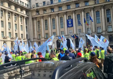 Protest al poliţiştilor şi pensionarilor militari la sediul MAI. Ce au cerut ministrului Bode și Guvernului