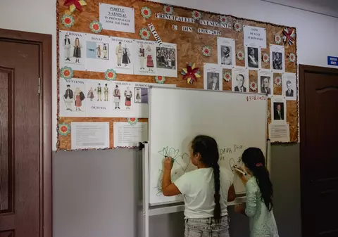 Salariile mai bune pentru profesori îmbunătățesc rezultatele elevilor, dar altceva are un impact mai mare. Analiza amplă a unui expert în educație