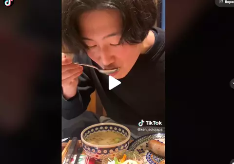 VIDEO. Momentul în care un japonez gustă pentru prima dată o supă acrișoară tradițională