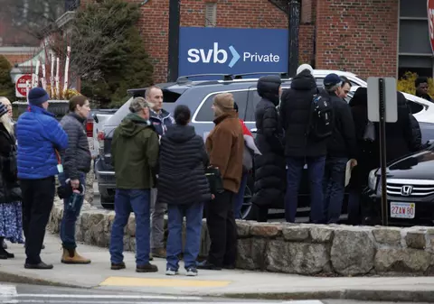 Acțiunile unor bănci americane, în cădere liberă, după prăbușirea Silicon Valley Bank. Este acesta începutul unei noi crize bancare?