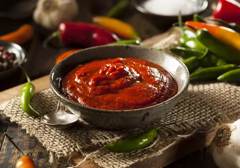 Ce este sosul Sriracha și cum se prepară