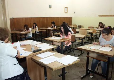 Evaluarea națională 2023 Matematică. Câți elevi au absentat de la proba de mate. Unul singur a fost eliminat