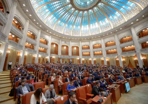 Scenarii în coaliție: Pensiile speciale peste 7.000 de lei ar putea fi impozitate cu cel puțin 20%. Ce se întâmplă cu pensiile parlamentarilor și primarilor