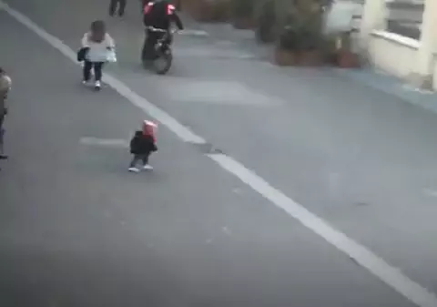 Fetiță de 2 ani, lovită de un curier pe bicicletă care pedala cu viteză pe o stradă pietonală din Timișoara. VIDEO