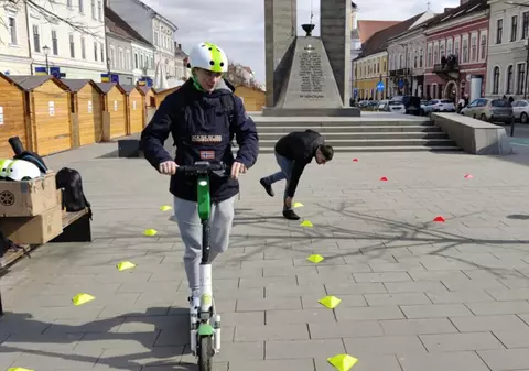 Clujenii, învățați să meargă pe trotinetele electrice și unde să NU parcheze. Inițiativa, în premieră pe țară