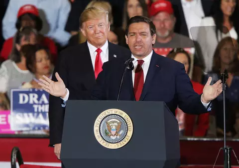 Alegeri SUA: vedeta republicanilor Ron DeSantis pierde teren în fața lui Trump, în încercarea de a nu-i înfuria pe alegătorii fostului președinte
