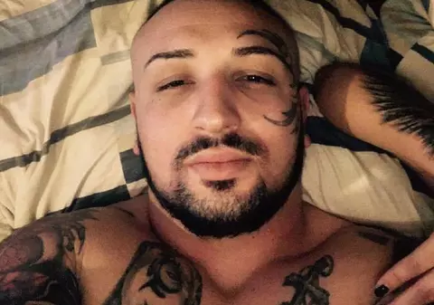 Interlopul „Tyson de la Buzău” se ascundea într-un bordel. A fost prins de mascați în blocul unde alt interlop, „Împăratu' Lumii”, obliga femei să se prostitueze