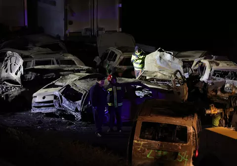 Un cadavru a fost găsit sub epavele mașinilor arse în accidentul uriaș din Ungaria, unde trei români sunt printre victime