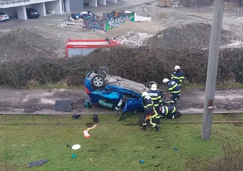 O mașină a căzut de pe un pod din Arad pe liniile de tramvai. O persoană a fost transportată la spital