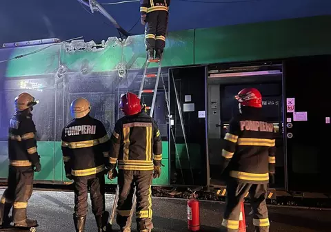 Un tramvai a luat foc în stația de la Gara Aradul Nou. Singurul călător s-a autoevacuat
