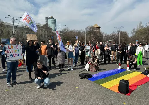 Protest în Piața Victoriei față de propunerile cultelor religioase de a schimba legea educației. „România educată, nu discriminată”
