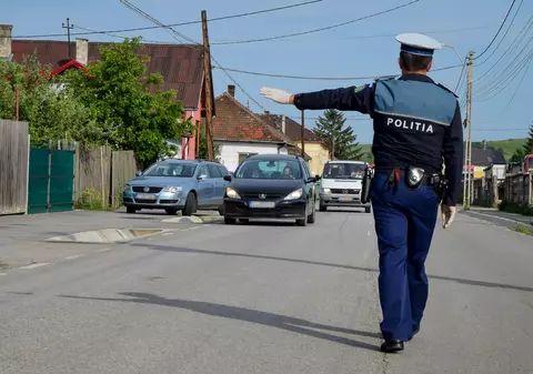 Un șofer din Constanța a lovit un polițist, iar pe un altul l-a mușcat de deget, în timp ce era dus la spital pentru probe biologice