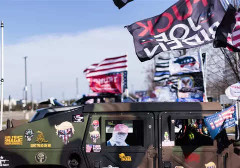 Donald Trump „se pregătește de luptă” în așteptarea audierii de marți de la tribunalul din New York, anunță avocatul acestuia