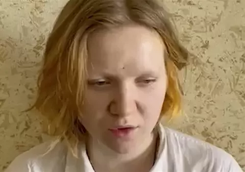 „Cine ți-a dat statueta?”. Rusia publică imagini din timpul interogatoriului suspectei în cazul uciderii lui Vladlen Tatarski