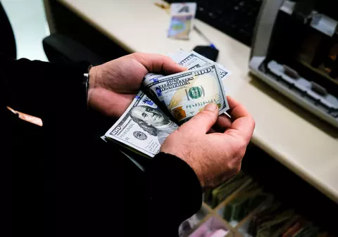Un bărbat a aruncat din mașină teancuri de 100 de dolari pe o autostradă din SUA. „Se circula bară la bară pe câțiva kilometri”