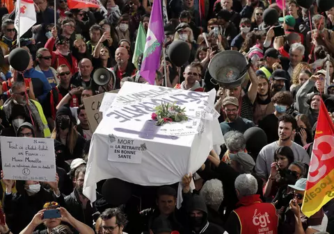 O nouă zi de proteste față de legea pensiilor în Franța. Vizita lui Macron în teritoriu, întâmpinată cu manifestații și huiduieli