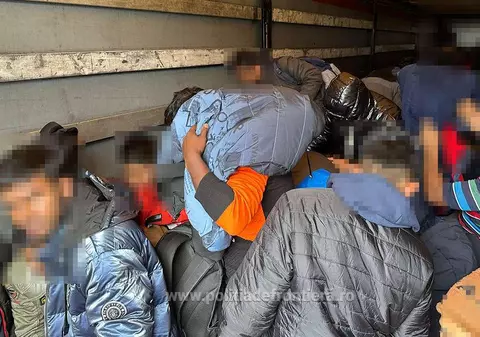 137 de migranți, găsiți ascunși printre mărfuri, în 5 TIR-uri care ieșeau din țară pe la Vama Nădlac