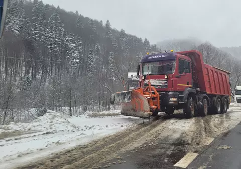 Drumarii au intervenit pentru a îndepărta zăpada de pe DN 15, în județul Harghita