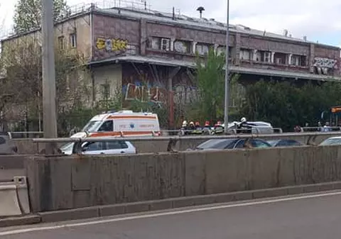 O șoferiță a intrat într-o mașină parcată și s-a răsturnat, la intrarea în București. Femeia a fost transportată la Spitalul Elias